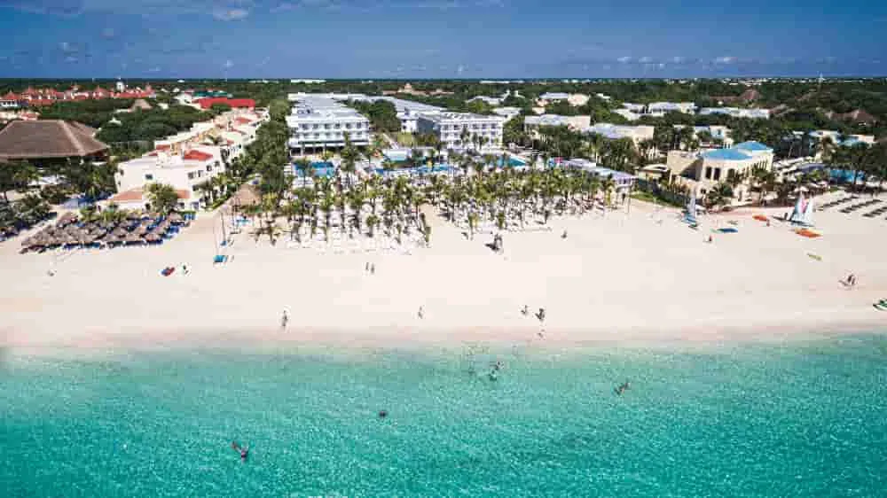 Verano en Hoteles RIU — Playa del Carmen (PCM)